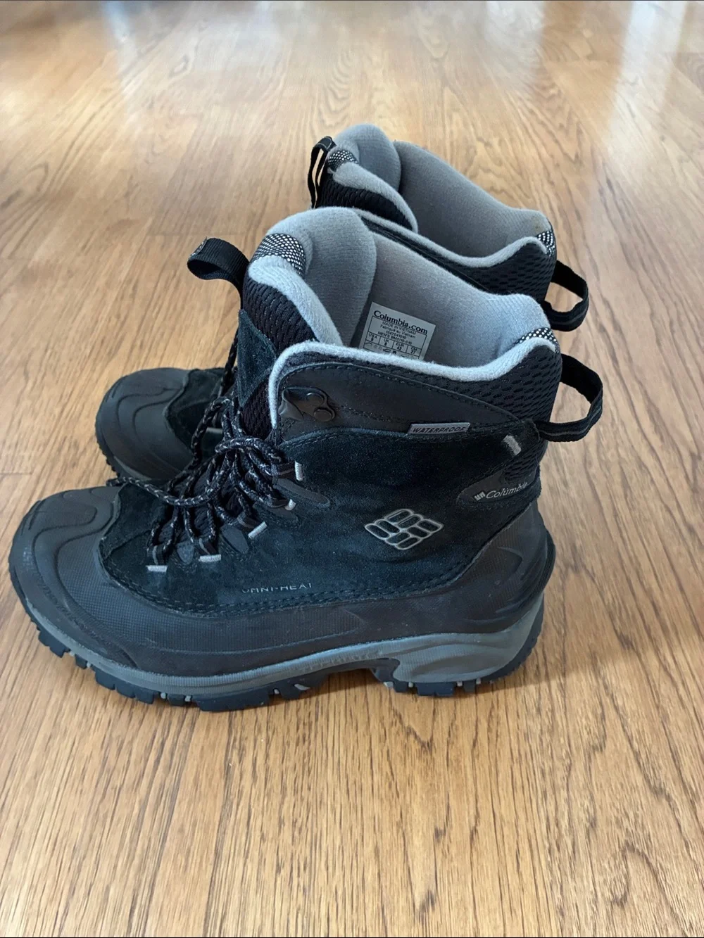 Columbia men’s BM5110-010 Omni-Heat boots, size 9